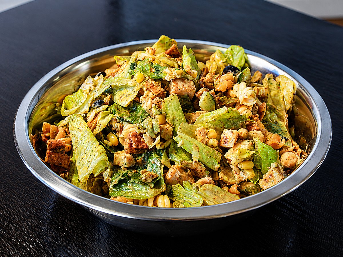 Tazón grande de ensalada de pollo con garbanzo y crotones