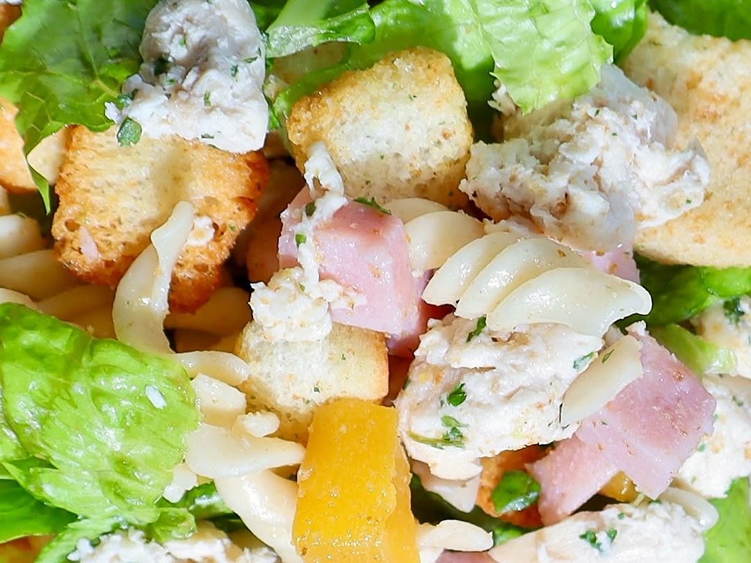 Ensalada de pasta con pollo, jamón y crotones